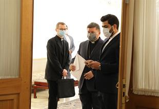 سفیر الفاتیکان یقدم نسخة من أوراق اعتماده