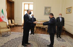 سفیر الفاتیکان یقدم نسخة من أوراق اعتماده