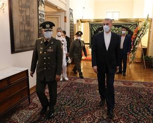 االدکتور امیرعبداللهیان یلتقی لقائد العام لجیش، مساعد القائد العام للجیش الایرانی للشؤون التنسیقیة ومساعد شؤون الاستخبارات فی الجیش